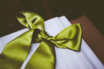 桌子上的绿色领结